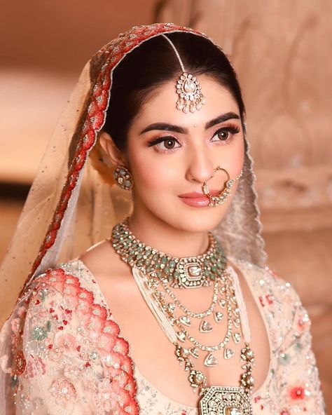 Reception Couple, Dulhan Makeup, Indian Bride Poses, Bridal Makeup Images, Makeup Images, Bridal Makeup Wedding, Bridal Dresses Pakistan, Hotel Bedroom, Ayeza Khan