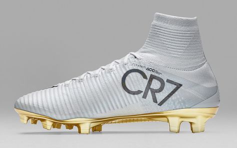 The new Nike Mercurial Cristiano Ronaldo 2016 Ballon d'Or boots introduce a stunning design in white and gold to celebrate CR7's immensely successful year. A limited edition, the Nike Mercurial Superfly CR7 Vitórias will go on sale in early 2017. Society Nike, Cr7 Football, Nike Football Boots, Nike Boots, Cr7 Ronaldo, Soccer Boots, Steven Gerrard, Barcelona Fc, Nike Gold