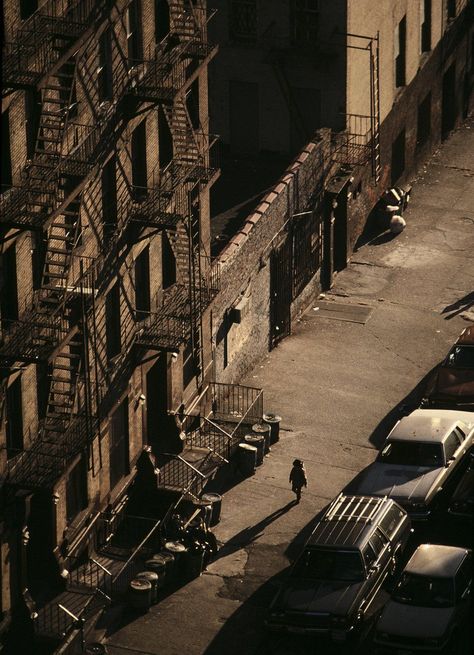 A view of the street.Spanish Harlem: El Barrio in the '80s by Joseph Rodriguez is published by powerHouse Books. The images will be exhibited at the Bronx Documentary Centre in New York until 14 January. Desk Photography, Harlem Nyc, Spanish Harlem, Harlem New York, East Harlem, Wallpaper Photography, School Of Visual Arts, Fire Escape, Tupac Shakur