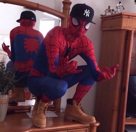 #marvel #spiderman #timberland #tims Deadpool Y Spiderman, Spiderman Meme, Spiderman Funny, Spiderman Outfit, Spiderman 3, Spiderman Pictures, Funny Profile Pictures, Spiderman Art, Fan Fiction