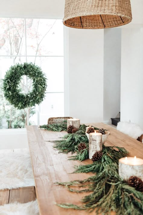 holiday decorated table Natural Holiday Decor, Navidad Natural, Natural Christmas Decor, Camille Styles, Holiday Garlands, Natural Christmas, Christmas Decorations Rustic, Christmas Table Settings, Noel Christmas