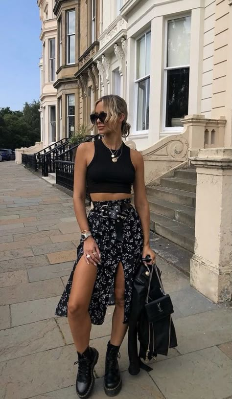 Black skirt Casual Festival Outfit, Lollapalooza 2022, Split Maxi Skirt, Festival Inspo, Look Rock, City Outfits, Wardrobe Tips, Cropped Vest, August 21