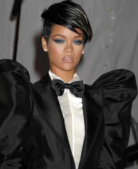 Rihanna - Met Gala (2009) Rihanna 2009, Rihanna Street Style, Rihanna Fenty, Girls Makeup, Makeup Art, Rihanna, Makeup Looks, Street Style, Makeup