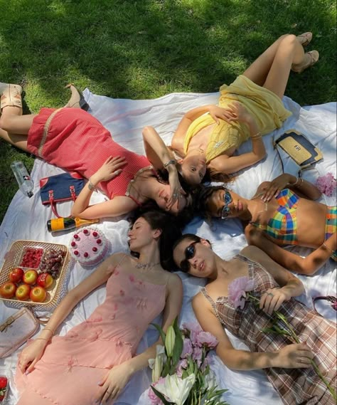 Picnics With Friends, Besties Aesthetic, Picnic Inspo, Birds Of A Feather, Aesthetic Inspiration, Aesthetic Style, Spring Vibes, Friend Photoshoot, Summer Dream