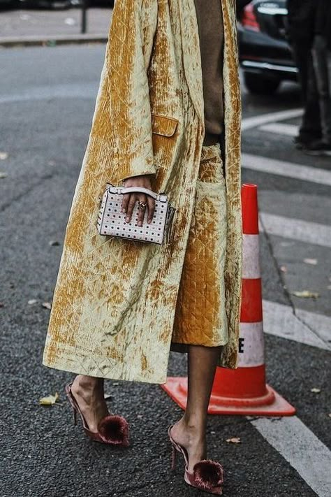 crushed velvet coat Pfw Street Style, Fall Fashion Coats, Street Style Blog, Velvet Coat, Cooler Look, Chic Outfit, Mode Inspiration, Womens Fashion Trends, Outfits Casuales