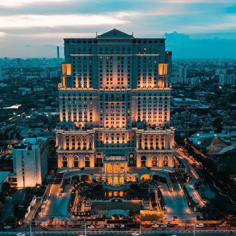 Hotel or Fort? . The Absolutely stunning ITC Royal Bengal Hotel! A gorgeous piece of classic looking modern architecture! . . Pc @ryanglickphoto . . Follow and Tag us at @kolkatasutra & Get Featured 😍 . #kolkatasutra #itcroyalbengal #kolkatahotels #5starhotels #itchotels #streetsofkolkata #ig_kolkata #kolkataphotography #kolkatastreets #kolkatagram #calcuttadiaries #kolkatablogger @kolkatasutra Itc Royal Bengal, Itc Hotels, Full Hd Wallpaper Download, Cultural Capital, Full Hd Wallpaper, Romantic Weekend, Beautiful Spaces, Nightlife Travel, City Centre