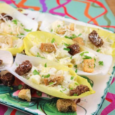 Endive Appetizers, Salad Boats, Salad Fingers, Smoked Sausage Recipes, Classic Salad, Veggie Snacks, Cheesy Potatoes, Smoked Sausage, Caesar Salad