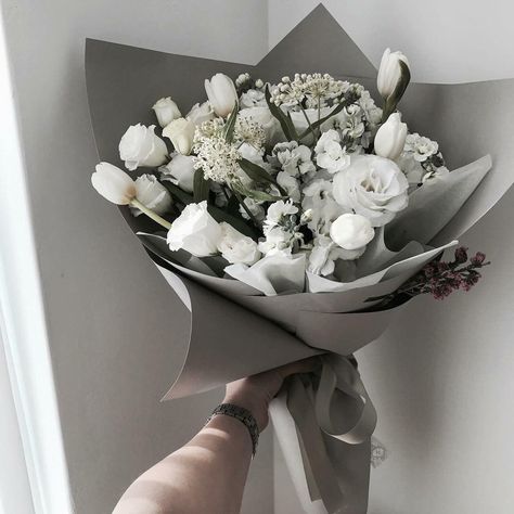 Flower Bucket, Flowers Bouquet Gift, Grey Flowers, Beautiful Bouquet Of Flowers, Beautiful Flower Arrangements, Luxury Flowers, Bouquet Of Flowers, Bunch Of Flowers, Beautiful Bouquet