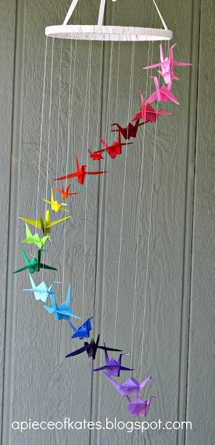 How to Make Paper Cranes for Your Wedding Mobil Origami, Crane Mobile, Mobile Diy, Vika Papper, Hanging Wedding Decorations, Origami Mobile, Rainbow Mobile, Paper Mobile, Origami Ball