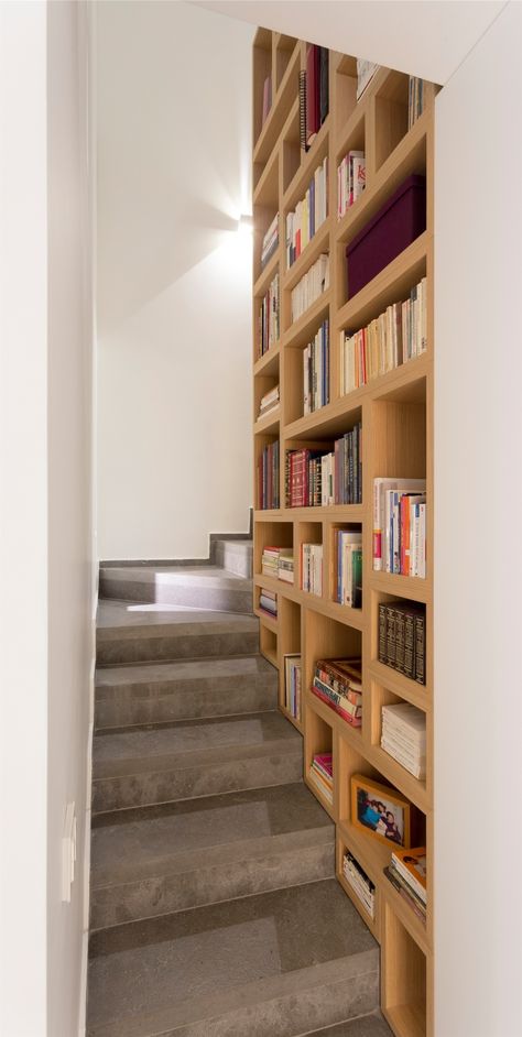 Stair Bookshelf, Staircase Bookshelf, Stair Wall, Home Library Design, Interior Stairs, House Stairs, Book Shelves, Stone House, Stairs Design