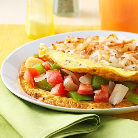 Tomato and Green Pepper Omelet Recipe -Fresh green pepper, onion and tomato give this savory omelet garden-fresh flavors. You can easily vary it based on the fresh ingredients you have on hand. —Agnes Ward, Stratford, Ontario Keto Breakfast Recipes, Easy Egg Recipes, Omelets Recipe, Sauteed Greens, Omelette Recipe, Diner Recipes, Green Peppers, Green Pepper, Easy Eggs