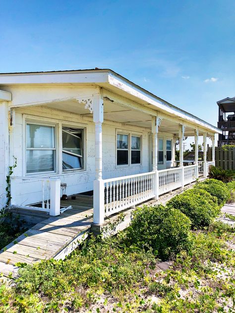 Take a tour of this abandoned 1949 historic beach cottage Before demolition. Are you as sad as I am about the loss?! | Pretty Handy Girl | #prettyhandygirl #historic #beachcottage #historicbeachcottage #hometour #demolition Historic Beach House, Tiny Beach Cottage, Abandoned Beach, Cottage Tour, Florida Beach Cottage, Beach House Tour, Porch Posts, Cottage Interior, Interior Pictures