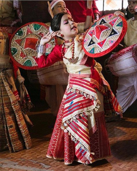 Bihu Assam, Bihu Dance, India Traditional Dress, Dancer Wear, Indian Photoshoot, Ballroom Dance Dresses, Folk Dresses, Folk Dance, Indigenous People