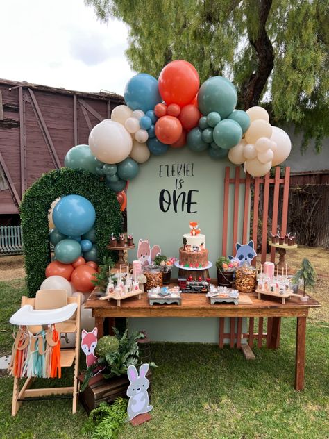 Woodland critter first birthday party setup follow us on IG @chicpinkpetals_de First Birthday Backyard Party Decoration, First Birthday Food Table Display, Fall Woodland Birthday Party, Backyard 1st Birthday Party Boy, Park First Birthday Party, First Birthday Table Setup, Backyard First Birthday Party, Outdoor First Birthday Party, Garden Theme Birthday