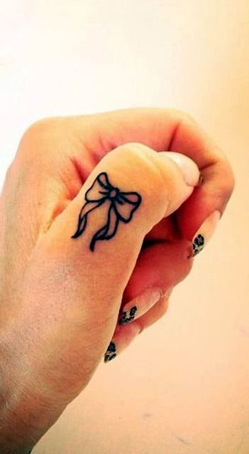 Tattoo Main, Bow Tattoo Designs, Toe Tattoos, Tattoo Finger, Tattoo Tiny, Finger Tattoo For Women, Ring Finger Tattoos, Finger Tattoo Designs, Bow Tattoo