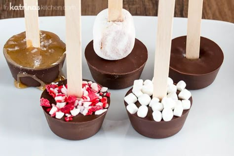 Use this Hot Chocolate Sticks recipe to make many variations for gifts or an easy and delicious hot chocolate bar! Try peppermint or salted caramel! Hot Chocolate Sticks, Chocolate Stirrers, Hot Chocolate Ideas, Hot Chocolate On A Stick, Hot Chocolate Stirrers, Hot Chocolate Spoons, Diy Hot Chocolate, Hot Chocolate Gifts, Chocolate Sticks