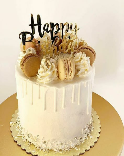 White and gold Birthday cake. @EVERYDAY.SPRINKLES Elegant White And Gold Cake, Off White Birthday Cake, White And Golden Cake Birthday, White And Gold Cake Ideas Birthday, White And Gold 40th Birthday Cake, White Cake With Gold Drip, Gold And Cream Birthday Cake, Birthday Party Gold And White, White And Gold Bday Cake