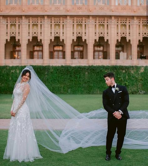 Nick Jonas Wedding, Priyanka Chopra Wedding, بريانكا شوبرا, Christian Wedding Ceremony, Celebrity Wedding Dresses, Celebrity Wedding, Long Veil, Stunning Wedding Dresses, Christian Wedding