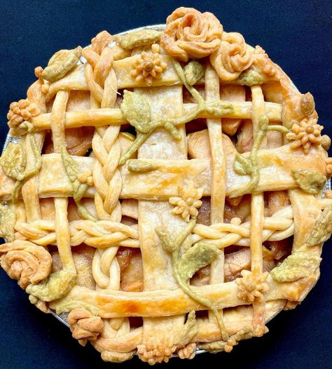 Art in Pie’s Instagram post: “Rustic floral apple pie 🍏🍎 #pieart #pieartindonesia #piedesign #instapie #piesofinstagram #applepie #applepiejakarta #naturalcoloring” Frozen Apples, Cranberry Recipes Thanksgiving, Cranberry Dessert, Lemon Cream Pies, Fun Thanksgiving Desserts, Freezing Apples, Frozen Pie, Heirloom Recipes, Cream Pie Recipes