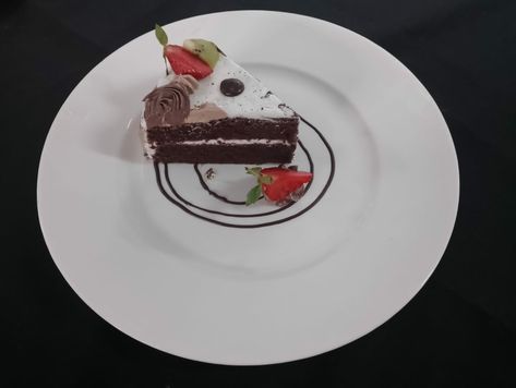 Cake Slice Plating, Cake Plating, Plating Ideas, Plated Dessert, Cake Slice, Plated Desserts, Cake Servings, Banana Pudding, Food Plating