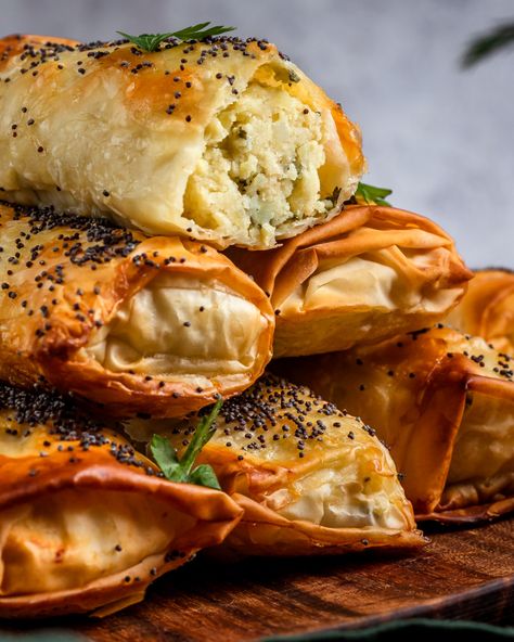 Borek Recipe, Phyllo Dough Recipes, Edgy Veg, Vegan Turkey, Vegan Dumplings, Turkish Desserts, Turkey Style, Savory Pastry, Vegan Potato