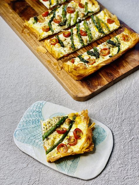 Asparagus and Ricotta Filo Tart Ricotta Asparagus, Asparagus And Cherry Tomatoes, Moroccan Salad, Green Veggies, Savory Tart, Dinner Entrees, Light Dinner, Yummy Lunches, Breakfast Cake