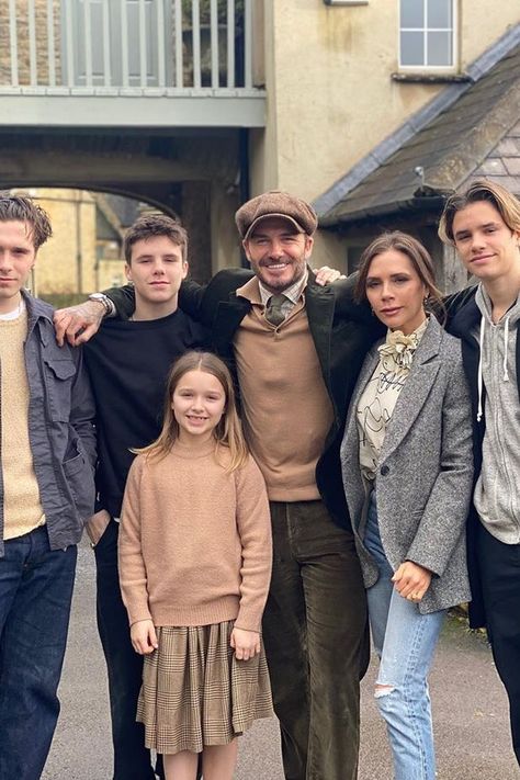 David Beckham House, Beckham Son, David Beckham Family, Ripped Jeans Look, Style Victoria Beckham, The Beckham Family, Posh And Becks, Harper Beckham, Romeo Beckham