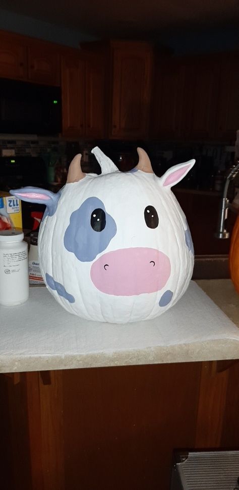 Brown Cow Pumpkin Painting, Cute Animal Pumpkin Painting, Cow Carving Pumpkin, Cow Pumkin Painting, Painted Pumpkins Cute Easy, Cow Painting Pumpkins, Pumpkins Painting Ideas Cute, Cute Pumpkin Painting Ideas For Kids, Cow Painted Pumpkin Ideas