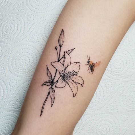 Cheers Frankie ✌🏻🐝 (colab with customers design) . . #lilyflower #lilytattoos #beetattoos #bumblebee #beetattoo #naturetattoos… Rain Lily Tattoo, Lily And Bee Tattoo, Bee And Lily Tattoo, Bee Flower Tattoo, Flower And Bee Tattoo, Bee With Flowers Tattoo, Honey Bee Tattoo Ideas, Tattoo Placement Shoulder, Aloha Tattoo