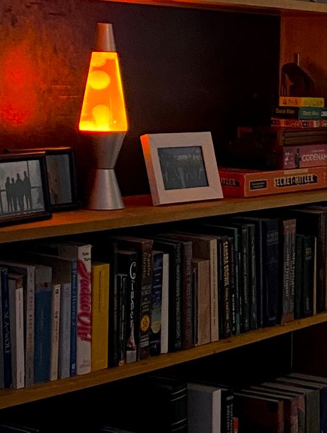 books, home decor, mcm, mid century, lava lamp, apartment decor, academia, dark academia, reading, library, aesthetic, bookshelf Dark Mid Century Bedroom, Lava Lamp Aesthetic, Lamp Apartment, Dark Academia Reading, Mcm Lamp, Aesthetic Bookshelf, La Apartment, Mid Century Bedroom, Shed To Tiny House