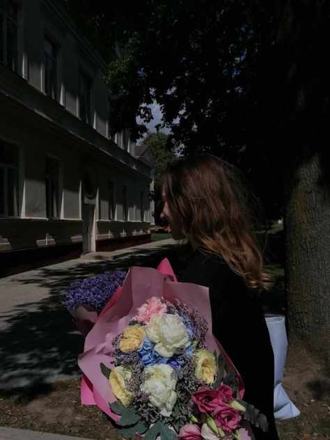 Graduation, flowers, bouquets, brunette, aesthetic, graduate highschool, outfit inspo, old money Outfit Inspo Old Money, Flower Graduation, Highschool Graduation, Brunette Aesthetic, Girl Graduation, Graduation Flowers, Girl Icons, Old Money, Bouquets