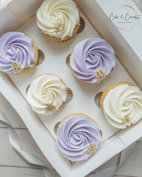 Purple And White Cupcakes, Boho Wedding Cupcakes, Purple Flower Cupcakes, Ivory Cupcakes, Lilac Cupcakes, Wedding Cake Flowers Simple, Purple Macarons, Purple Dessert Tables, Lilac Cake