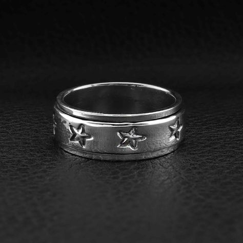 Description: Sterling silver star spinner ring. Made of 92.5 Sterling Silver. Approx. Weight: 8 gram(s) Approx. Dimensions(mm): 8mm Approx. Dimensions(Inches): 0.31" Goth Pendant, Goth Ring, Goth Earrings, Rose Gold Charms, Rings Vintage, Jewellery Silver, Jewelry Website, Jewelry Kits, Classy Jewelry