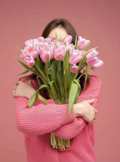 Art With Flowers, Pink Bg, Person Photography, Cute Family Photos, Bouquet Photography, Love Work, Drawing Pictures, Spring Photoshoot, Flower Business