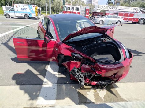 Another Tesla Model 3 crash proves 'it is the safest car ever built', Tesla calls the owner within 5 mins for assistance. #tesla #teslamodel3 #cars #electriccars #electricvehicles #carcrash #accident Tesla Semi Truck, Bra Image, Mercedes Benz E350, Tesla Roadster, Safe Cars, Tesla Motors, Accidents Happen, Tesla Car, Tesla Model X