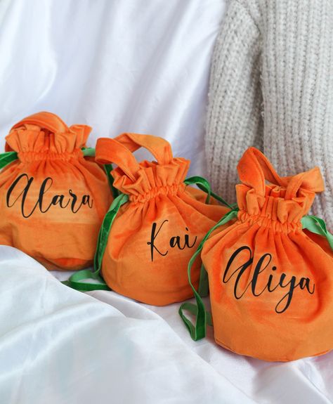 A cute Halloween pumpkin personalised sweets bags for your little ones to take out for trick or treating. Has a handle and little ties on the side to secure. Personalisation available in black only. Cricut Halloween Trick Or Treat Bags, Trick Or Treat Bags Cricut, Trick Or Treat Cricut Bags, Personalised Sweets, Personalized Halloween Bag, Personalized Halloween Bags, Halloween Cricut, Halloween Box, Personalized Trick Or Treat Bag