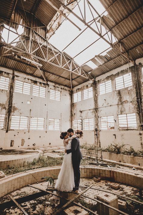 If cool, edgy, industrial wedding venues are you vibe - these warehouse are perfect! We love the contrasting modern venues with the soft femininity of the wedding dress. Even if you just want to do an engagement shoot, don't miss our pick of these warehouse venues. Getting Married Abroad, Industrial Chic Wedding, Industrial Wedding Venues, Warehouse Wedding, Unconventional Wedding, Wedding Photography Styles, Places To Get Married, Unique Wedding Venues, Urban Wedding