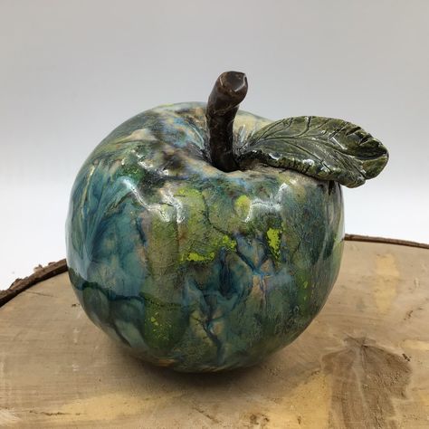 Pear Ceramic, Raku Ware, Ceramic Apple, Do It Yourself Crafts, Paper Mache, Handmade Ceramics, Vase, Sculpture, Fruit