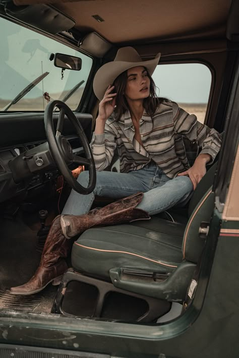 Womens Western Fashion Country, Ranch Photoshoot, Cowboy Photoshoot, Cowgirl Outfit Ideas, Cowboy Women, Western Photo Shoots, Cowgirl Photoshoot, Foto Cowgirl, Cowgirl Photo