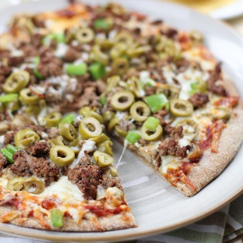 Ground Beef and Green Olive Pizza - I would use Light Cheddar instead of mozzarella | same fat & sodium, more flavor Ground Beef Pizza, Olive Pizza, Tomato Pizza Sauce, Beef Pizza, Whole Wheat Pizza, Pasta Pizza, Vegan Mayonnaise, Healthy Pizza, Pizza Recipes Dough