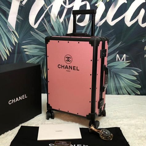 Chanel Luggage, Louis Vuitton Suitcase, Travel Luggage Set, Travel Bag Set, Suitcase Set, Fancy Bags, Chanel Paris, Luggage Sets, Vintage Louis Vuitton