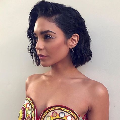 Hair Vanessa Hudgens Hair, Bobs Hairstyles, Hairstyles 90s, Hair Inspired, Fishtail Braid, 90s Hairstyles, Wavy Bobs, Penteado Cabelo Curto, Vanessa Hudgens