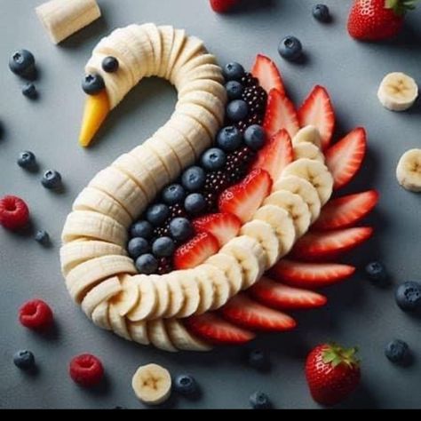 Creative Fruit Tray Ideas, Animal Snacks, Amazing Food Platters, Fruit Platter Designs, Crazy Food, Fruit Animals, Decorações Com Comidas, Food Art For Kids, Amazing Food Decoration