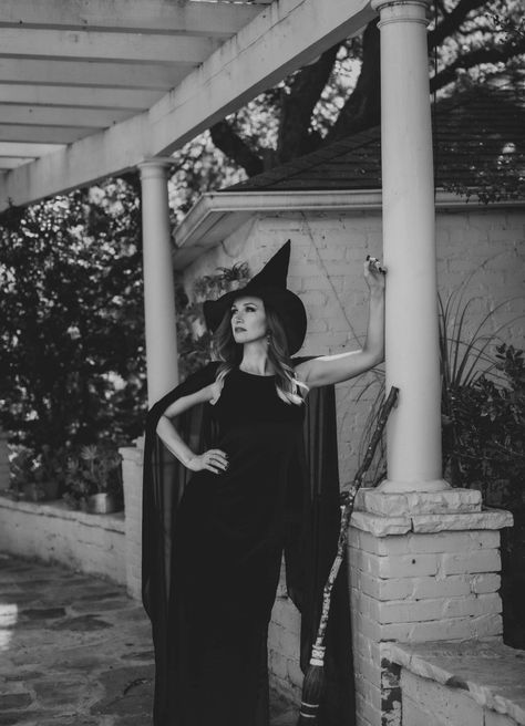 Witch costume Classic Witch Costume Vintage Halloween, Chic Witch Costume, Witch Costume Aesthetic, Classic Witch Costume, Chic Halloween Costume, Moon Sisters, Spooky Costumes, Chic Halloween, White Witch