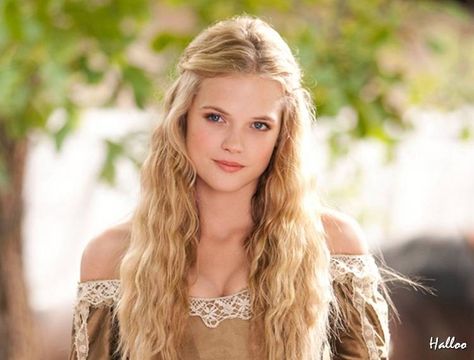 Gabriella Wilde as Constance Bonacieux in The Three Musketeers Gabriela Wilde, Endless Love 2014, The Three Musketeers 2011, Gabriella Wilde, Alex Pettyfer, Three Musketeers, The Three Musketeers, Peinados Fáciles Para Cabello Corto, British Actresses