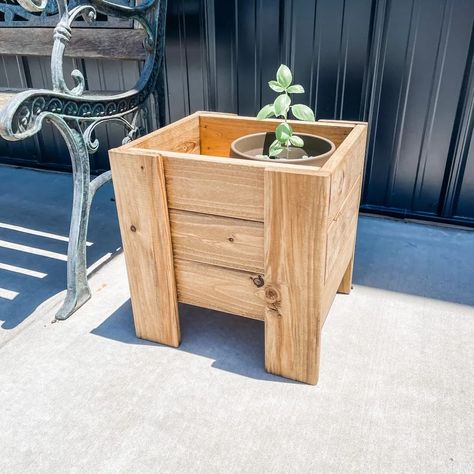 DIY Project: Herb Planter Box / Step-by-step Instructions to Build - Wood Craft Blueprints Diy Wood Planters Outdoor, Planter Boxes Diy, Diy Wood Planter Box, Herb Planter Box, Reclaimed Wood Diy, Diy Wooden Planters, Diy Wood Planters, Diy Planter, Diy Planter Box