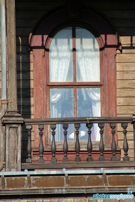 The Phantom is lurking from behind a window on the first floor of Phantom Manor facing Boot Hill. Groom Watch, Phantom Manor, Mansion Aesthetic, Boot Hill, California Attractions, Haunted Mansion Disneyland, Disneyland Attractions, Disney Storybook, Disney Paris