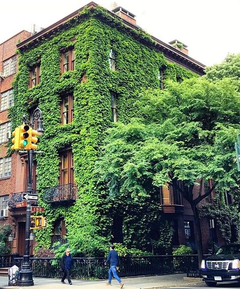 Sweet dreams of ivy-covered sanctuaries in the middle of New York City.  @jane_lilly Gramercy Park Nyc, Gramercy Park, Nyc Life, New York Aesthetic, Nyc Apartment, Dream House Exterior, Deck Design, Minimalist Home, New Yorker