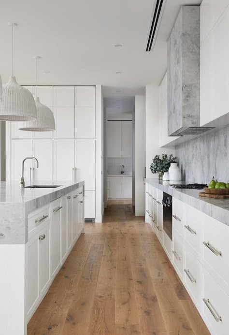 East Coast elegance goes casual on the Mornington Peninsula in this Hamptons-inspired home. Brick Studio, Oak Timber Flooring, Hamptons Kitchen, Weatherboard House, Modern Hampton, Hacks Kitchen, Joinery Design, Classic Kitchen, Hamptons House