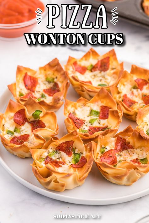 Photo of pizza wonton cups on a plate. Wonton Pizza Cups, Appetizer Recipes Wonton, Pizza Wonton Cups, Pizza Wontons, Wonton Pizza, Springtime Appetizers, Wonton Wrapper Recipes Appetizers, Pizza Meals, Wonton Appetizer Recipes